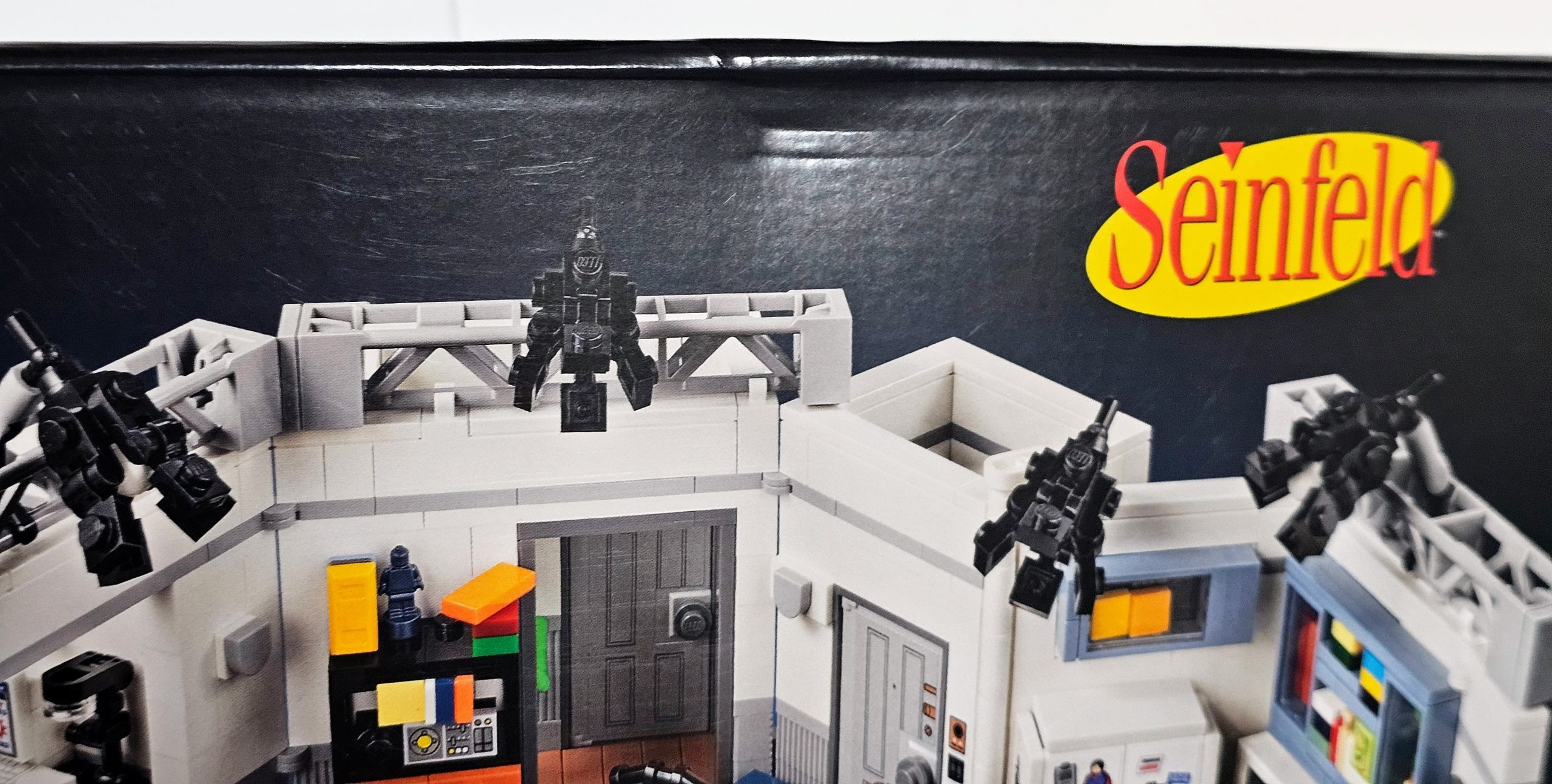 Ideas LEGO 21328 – Ideas Seinfeld LEGO 21328 - Ideas Seinfeld - Image 7